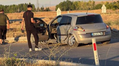Eskişehir’de meydana gelen trafik kazasında, iki aracın kavşakta çarpışması sonucu