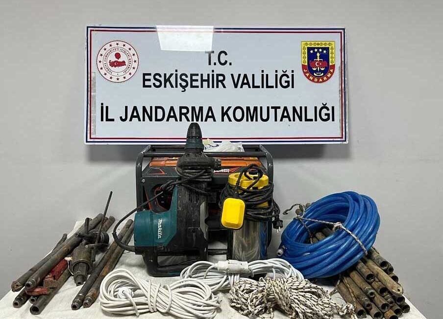 Eskişehir’in Odunpazarı ilçesinde, define aramak amacıyla izinsiz kazı yapan beş