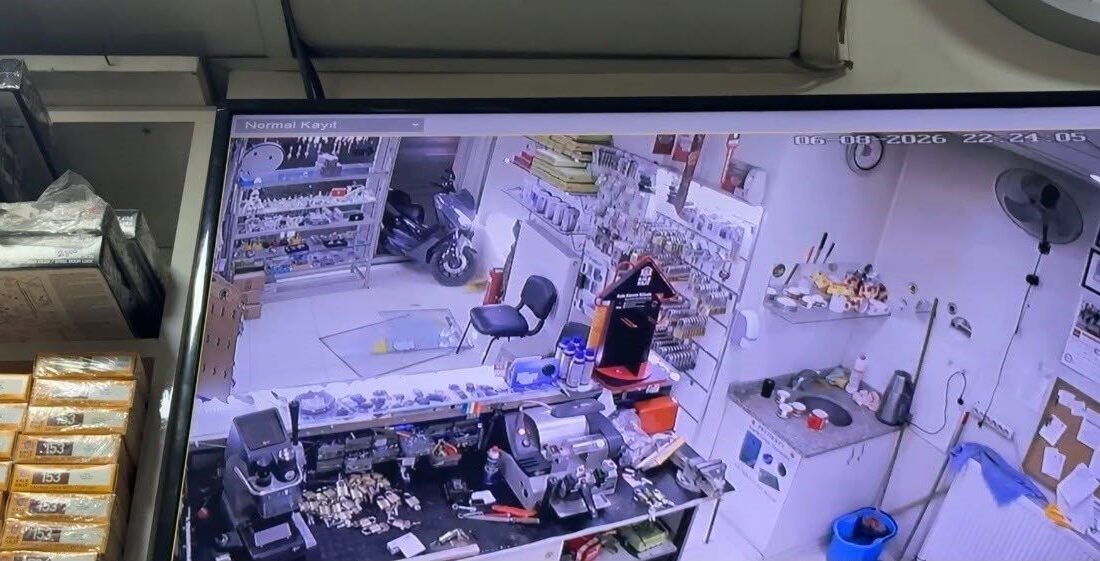 Eskişehir’de yaşanan olay, bir motosikletin otomobile çarpmamak için manevra yaparak