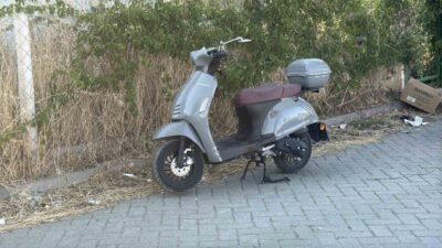 Eskişehir’de bir motosikletin kontrolünü kaybederek tramvay durağına çarpması sonucunda sürücü