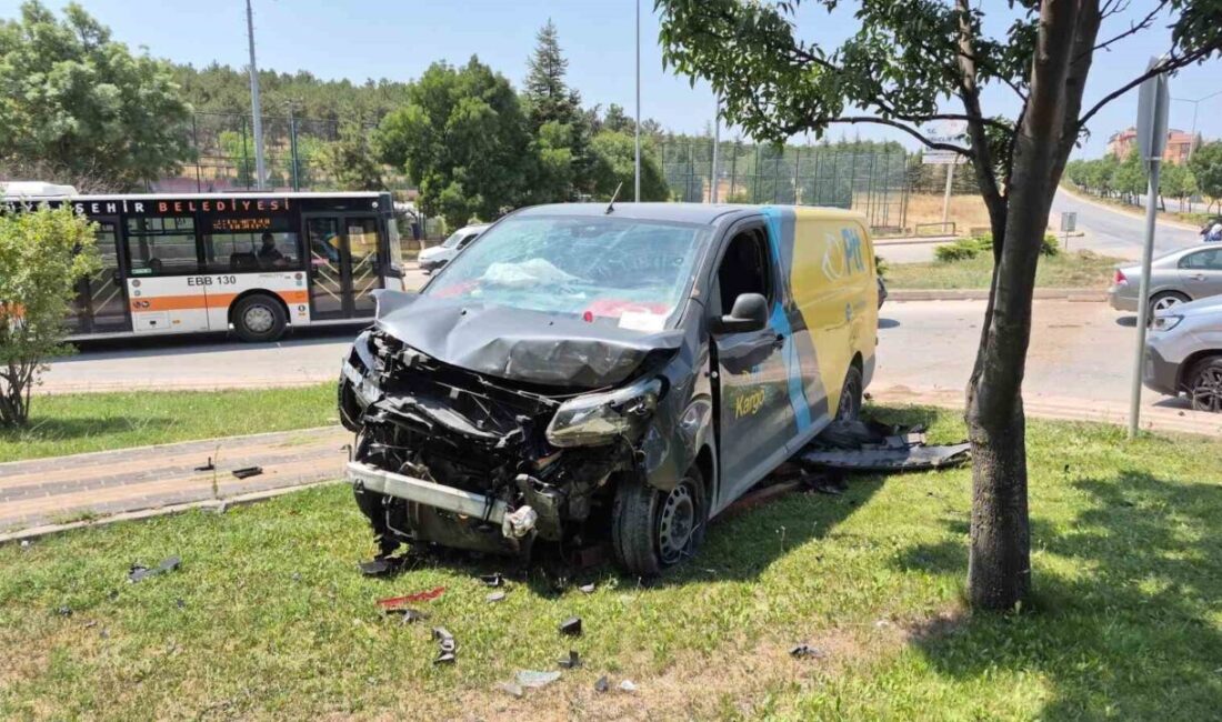 Eskişehir’de meydana gelen trafik kazasında hafif ticari ve panelvan araçlar