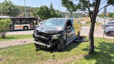 Eskişehir’de meydana gelen trafik kazasında hafif ticari ve panelvan araçlar