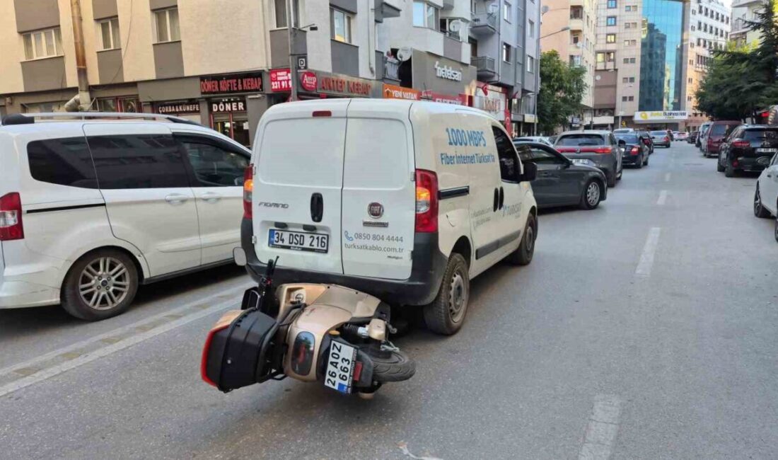 Eskişehir’de yaşanan trafik kazasında, bir motosikletin hafif ticari aracın altına