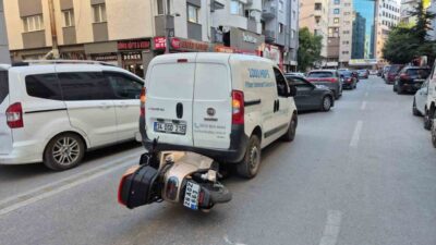 Eskişehir’de yaşanan trafik kazasında, bir motosikletin hafif ticari aracın altına