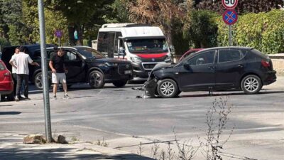 Eskişehir’de meydana gelen bir trafik kazasında 2 araç çarpıştı ve