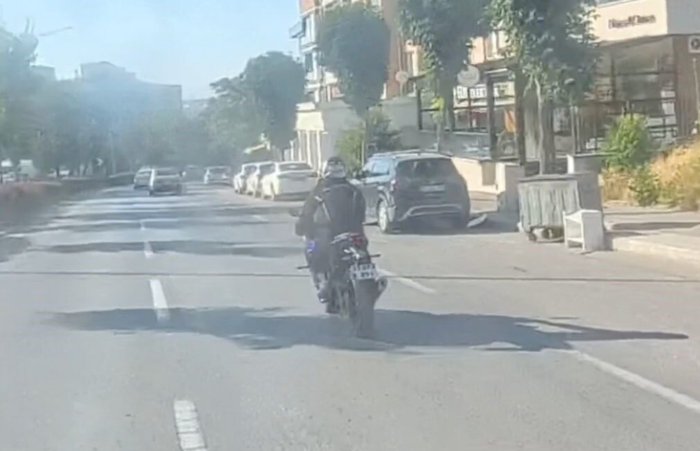 Eskişehir’de trafikte ilerlerken bir motosiklet sürücüsünün her iki elini de