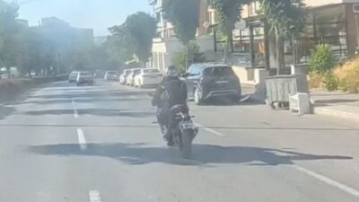 Eskişehir’de trafikte ilerlerken bir motosiklet sürücüsünün her iki elini de