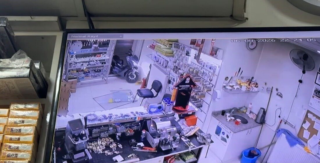 Eskişehir’de bir motosikletin kontrolünden çıkarak bir dükkanın cam kapısını kırıp