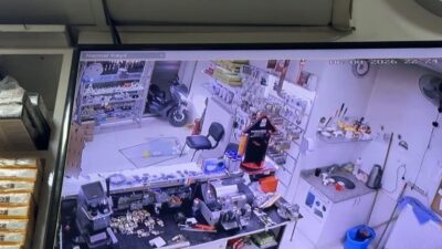 Eskişehir’de bir motosikletin kontrolünden çıkarak bir dükkanın cam kapısını kırıp