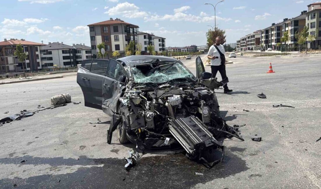 Eskişehir’de otomobilin tuğla yüklü tırla çarpışması sonucu kadın sürücü yaralandı.