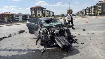 Eskişehir’de otomobilin tuğla yüklü tırla çarpışması sonucu kadın sürücü yaralandı.