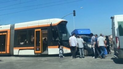 Eskişehir’de tramvayla hafif ticari aracın çarpışması sonucu meydana gelen kazada