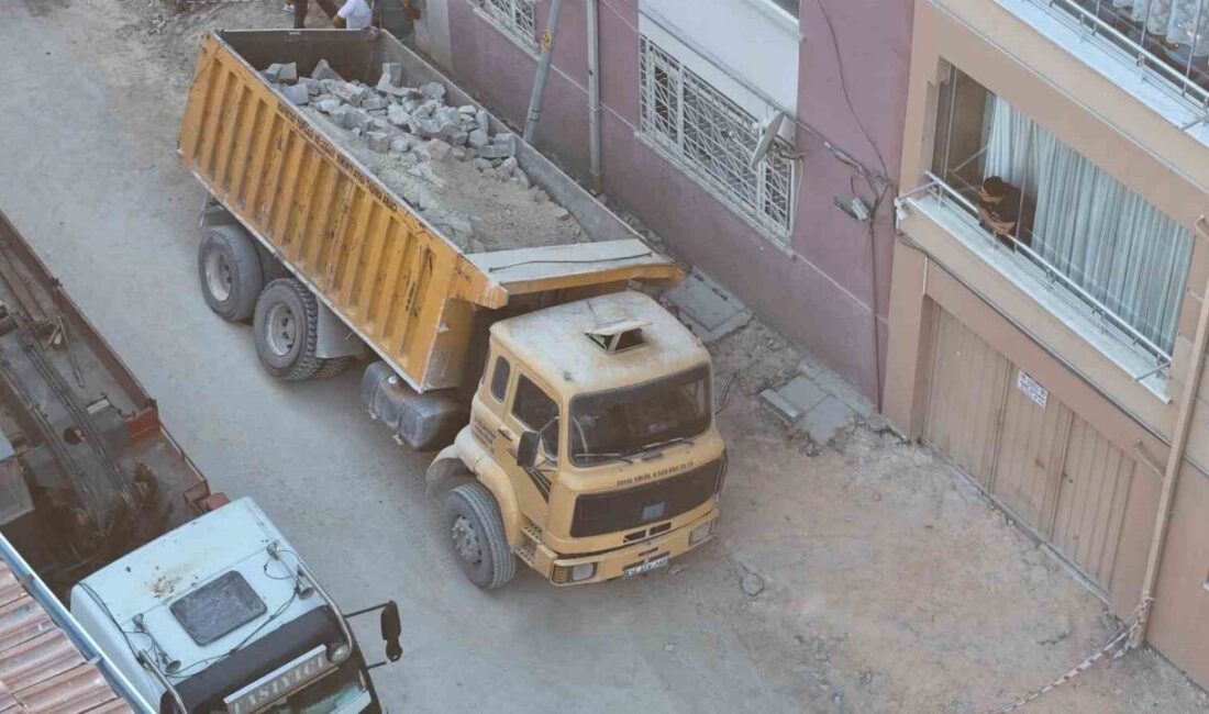 Eskişehir’de bir belediye kamyonu, park halindeyken yolun çökmesi sonucunda oluşan