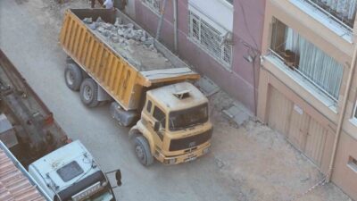 Eskişehir’de bir belediye kamyonu, park halindeyken yolun çökmesi sonucunda oluşan