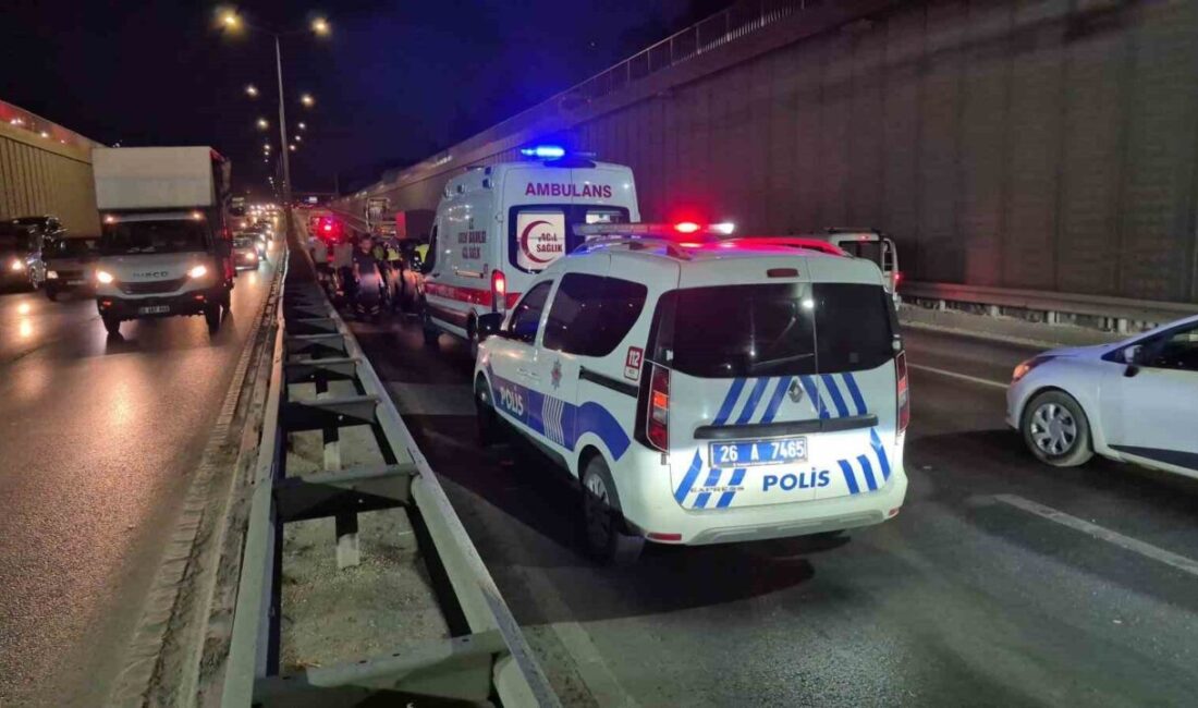 Eskişehir’de meydana gelen zincirleme trafik kazasında 4 araç birbirine girdi