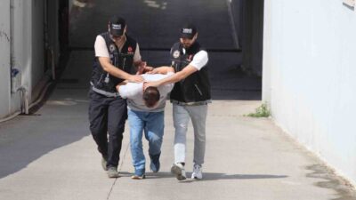 Adana’da narkotik polisi, bir evde gerçekleştirdiği operasyonda kutuların içinde 283