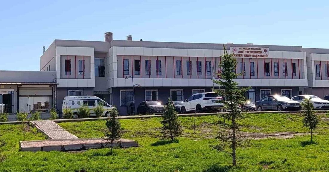 Kocasinan ilçesinde meydana gelen bir olayda bir kişi, evinde bıçaklanarak