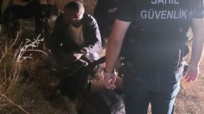 Çanakkale’nin Ezine ilçesinde Sahil Güvenlik birimi, kara üzerinde 5 kaçak