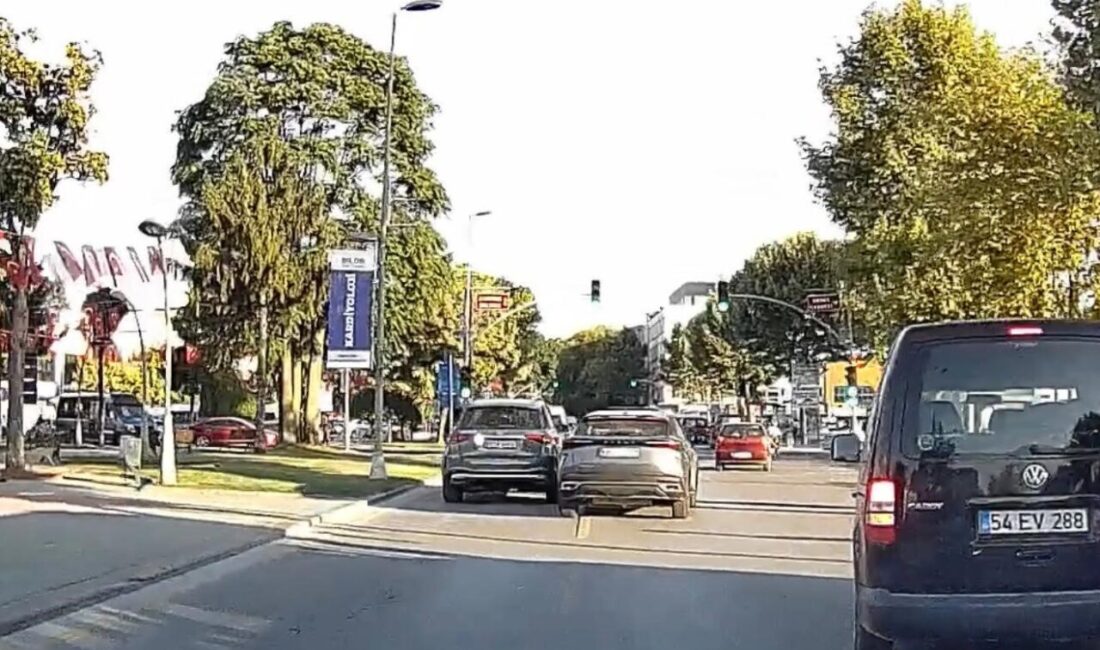 Sakarya’nın Adapazarı ilçesinde, trafiğin en yoğun olduğu saatlerde SUV tipi
