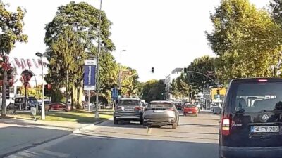 Sakarya’nın Adapazarı ilçesinde, trafiğin en yoğun olduğu saatlerde SUV tipi