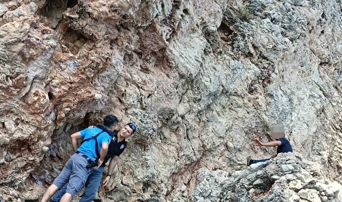 Antalya’da falezlerin ortasında mahsur kaldığı iddia edilen bir kişi nedeniyle