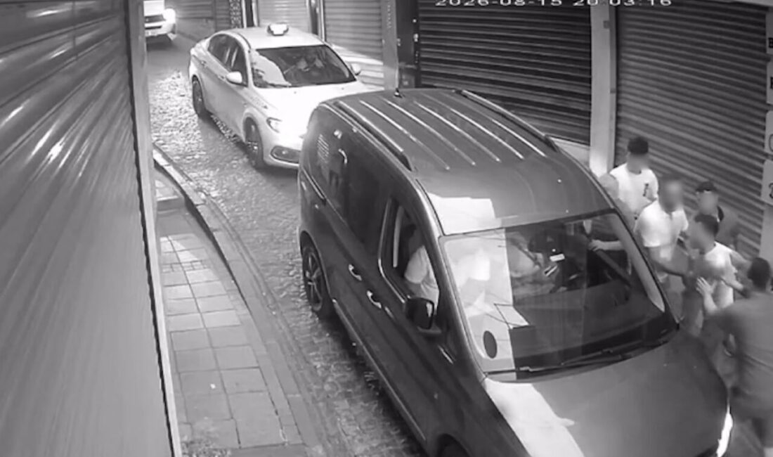 Fatih’te, bir otomobil sürücüsü ile yaya arasında çıkan tartışma hızla