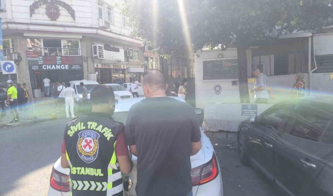 İstanbul’un Fatih ilçesinde trafikte makas atarak ilerleyen bir sürücü, sosyal