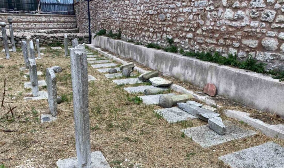 Fatih ilçesindeki tarihi Haydarhane Camisi Haziresi’ne giren kimliği belirsiz bir