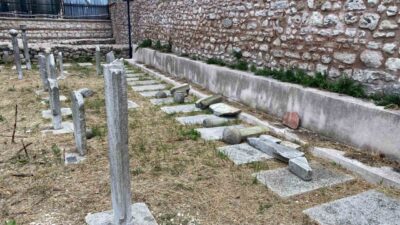 Fatih ilçesindeki tarihi Haydarhane Camisi Haziresi’ne giren kimliği belirsiz bir
