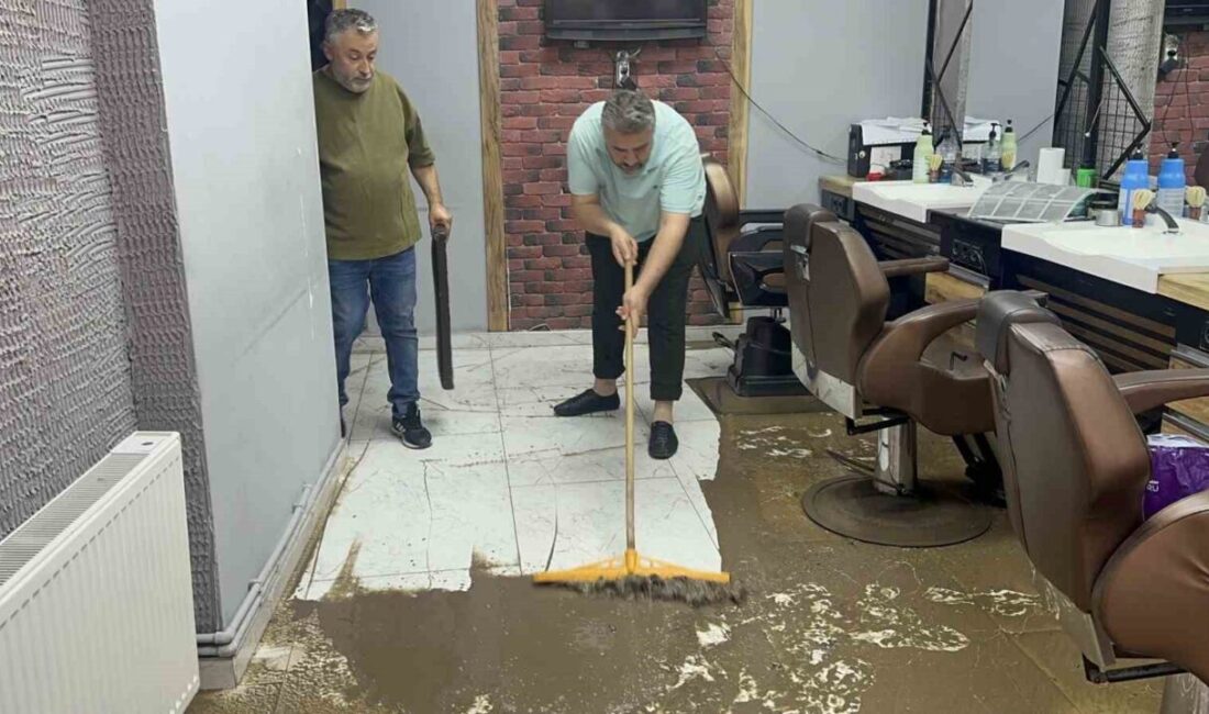 Fatsa ilçesinde gece saatlerinde meydana gelen yoğun yağış, cadde ve