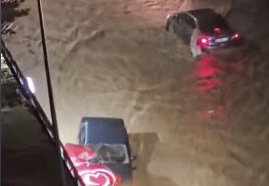 Fatsa ilçesinde meydana gelen şiddetli yağışlar, cadde ve sokaklarda su