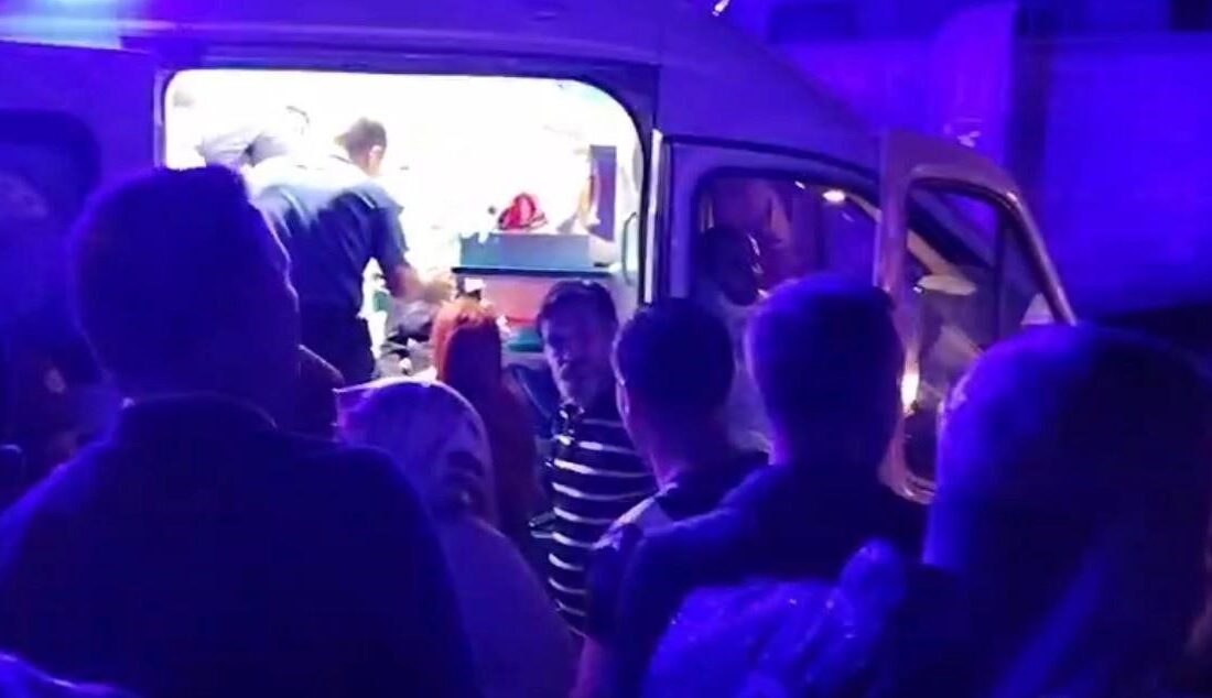 Elazığ’ın Keban ilçesinde düzenlenen festivalde, rüzgarın etkisiyle led ekran devrildi.