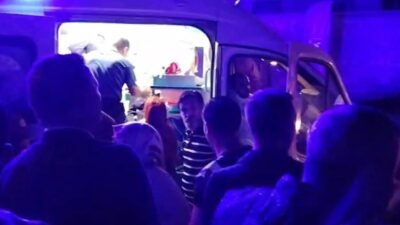 Elazığ’ın Keban ilçesinde düzenlenen festivalde, rüzgarın etkisiyle led ekran devrildi.