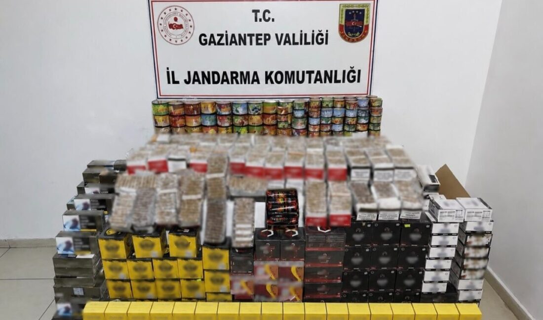 Gaziantep’te jandarma ekipleri tarafından gerçekleştirilen operasyonda, 3 kişiye ait ev