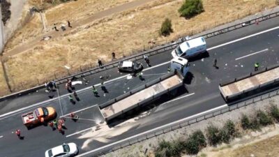 Nurdağı ilçesinde meydana gelen zincirleme trafik kazasında 4 aracın karışması