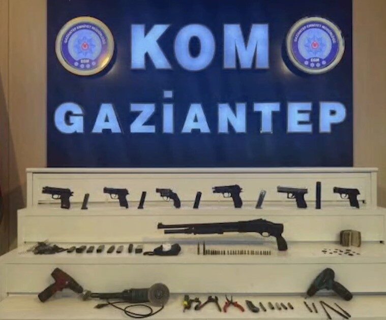 Gaziantep’te gerçekleştirilen operasyonda, ruhsatsız 7 silah ile 17 tarihi eser