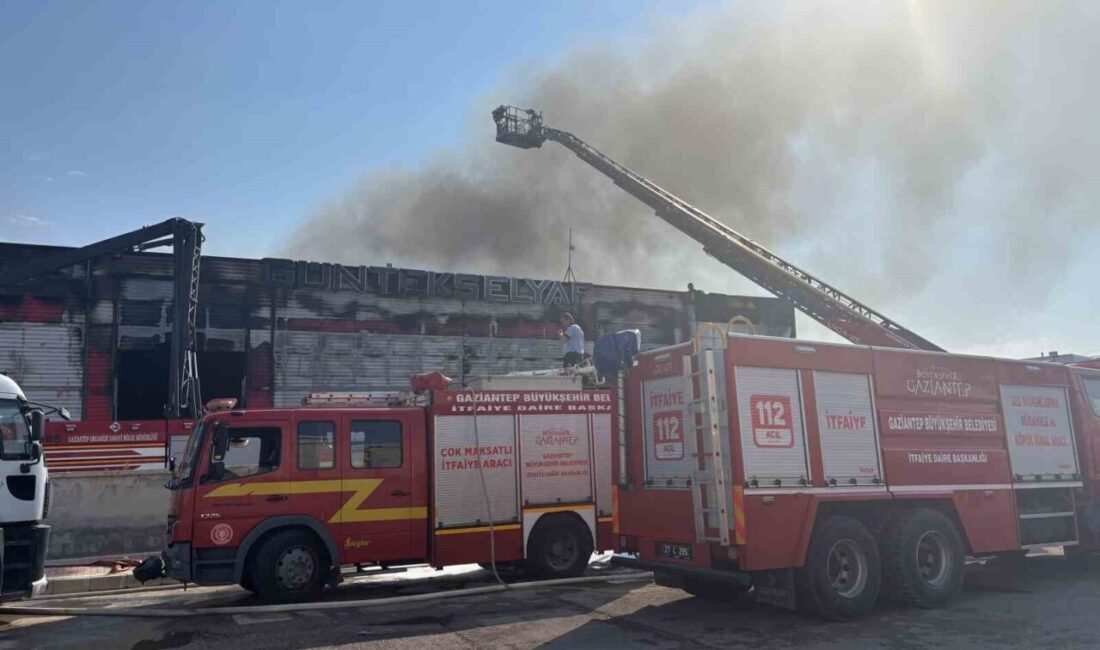Gaziantep’te bulunan bir elyaf fabrikasında meydana gelen yangın, itfaiye ekipleri