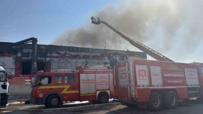 Gaziantep’te bulunan bir elyaf fabrikasında meydana gelen yangın, itfaiye ekipleri