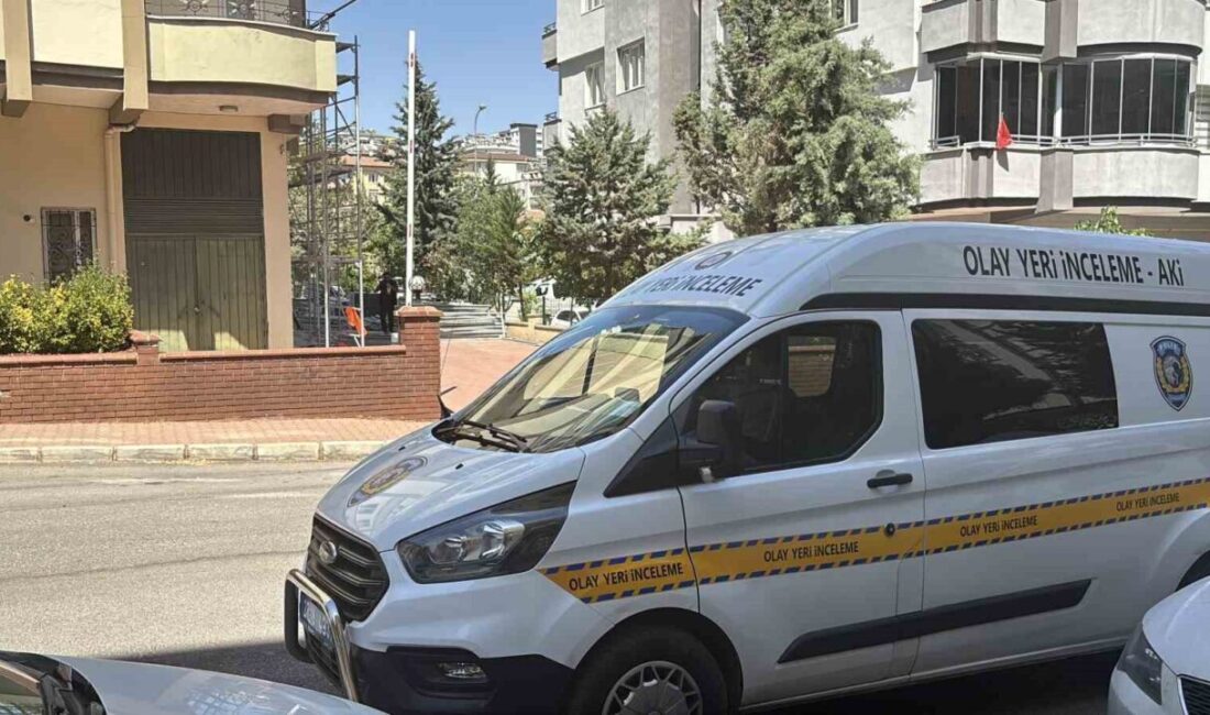 Gaziantep’te, inşaat işçisi İnanç Armağan isimli kişi, dış cephe mantolama