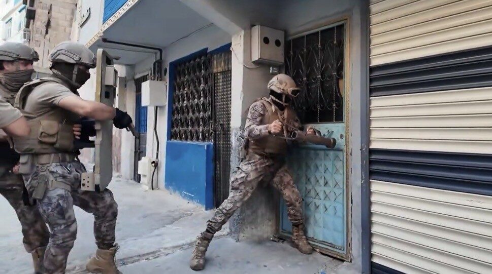 Gaziantep’te polis tarafından gerçekleştirilen operasyonda, çeşitli suçlardan toplam 63 yıl