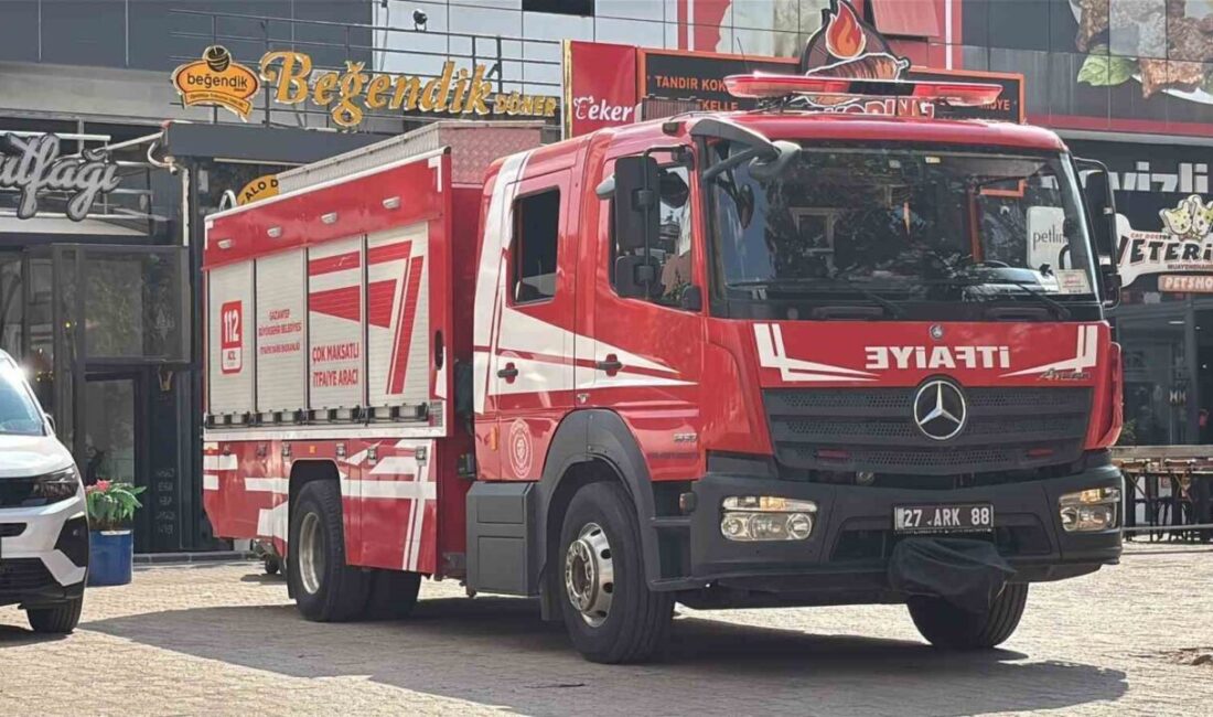 Gaziantep’te bir restoranın bacasında meydana gelen yangın, şehirdeki itfaiye ekipleri