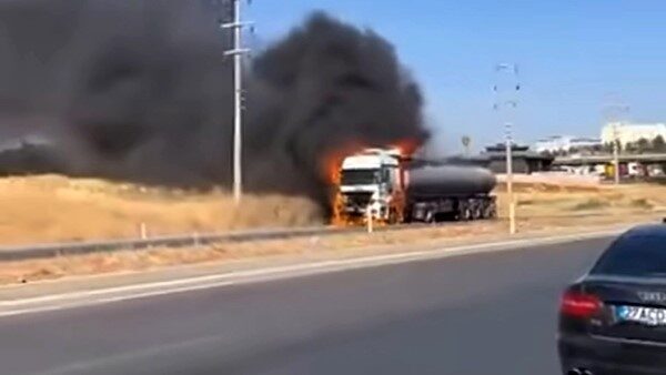 Gaziantep’te seyir halindeki bir tankerin bilinmeyen bir nedenden dolayı alev