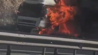 Gaziantep’te seyir halindeki bir tır, henüz bilinmeyen bir sebepten dolayı