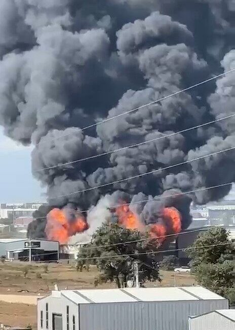 Gebze ilçesindeki bir tesis yangınla sarsıldı ve itfaiye ekipleri hızla