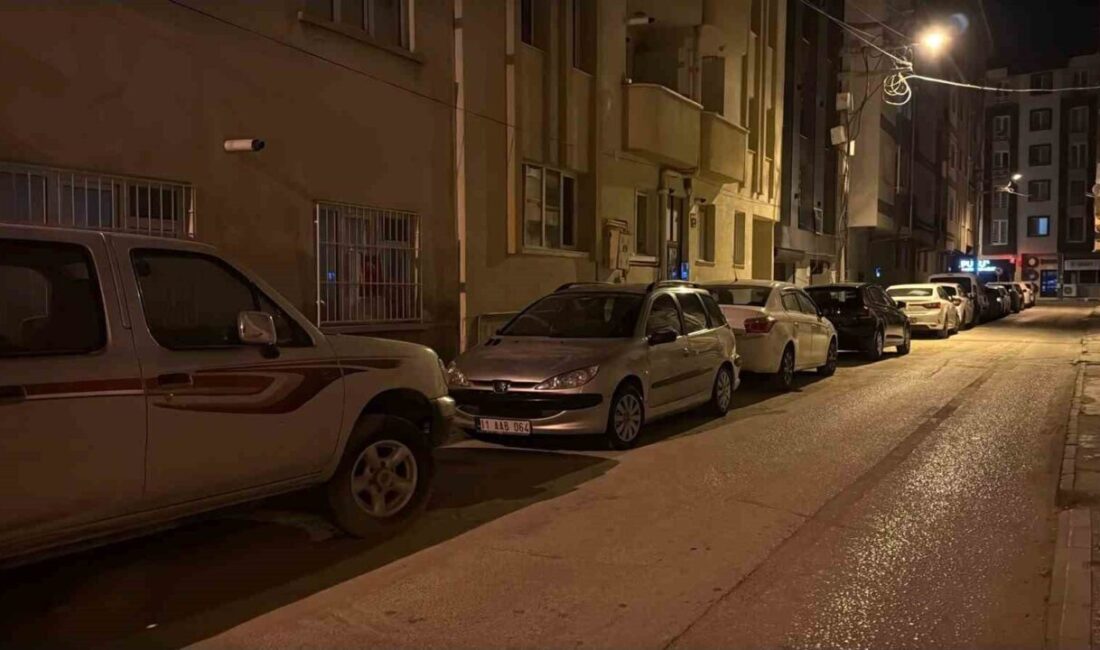 Eskişehir’de, Kırmızıtoprak Mahallesi Doğdu Sokak’ta park halindeki bir otomobilin kornası
