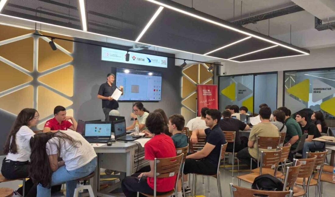 Düzce Üniversitesi Milli Teknoloji Atölyesi’nde düzenlenen lise yaz okulu, gençleri