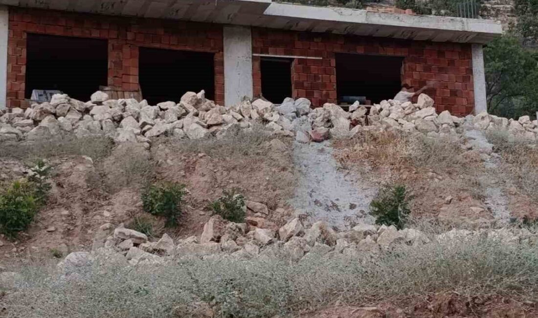 Batman’ın Gercüş ilçesinde bir inşaat ustası, dengesini kaybederek inşaat iskelesinden