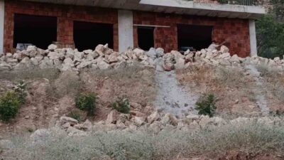 Batman’ın Gercüş ilçesinde bir inşaat ustası, dengesini kaybederek inşaat iskelesinden