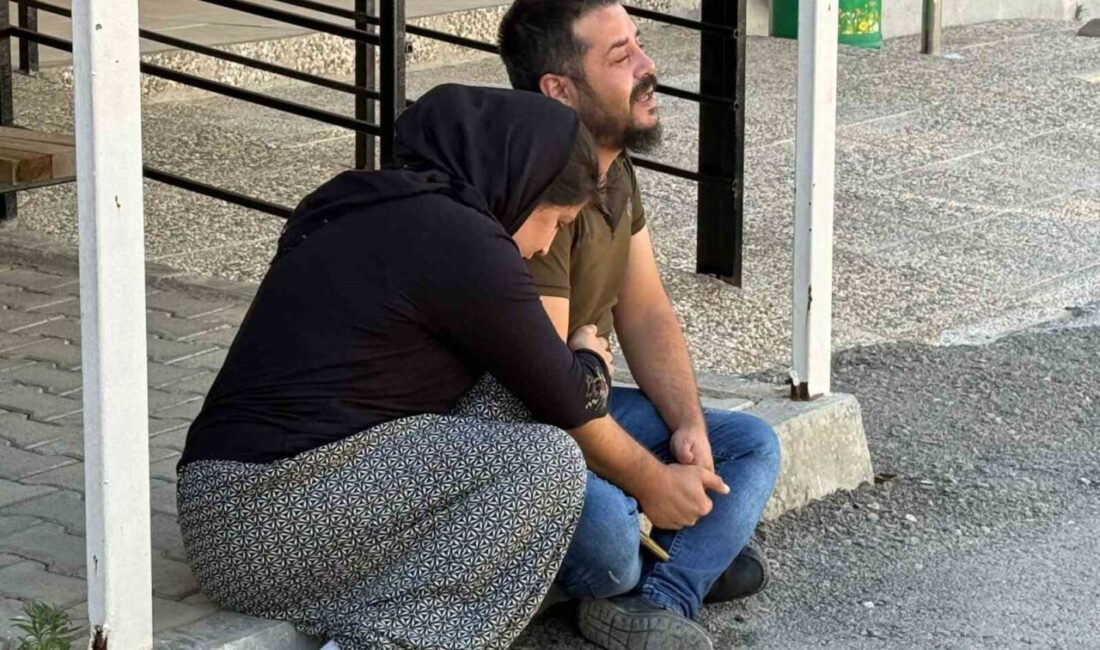 Antalya’nın Serik ilçesinde, bir baba tarafından kullanılan servis minibüsü geri