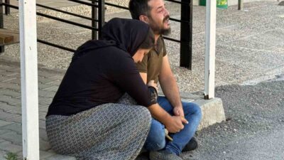 Antalya’nın Serik ilçesinde, bir baba tarafından kullanılan servis minibüsü geri